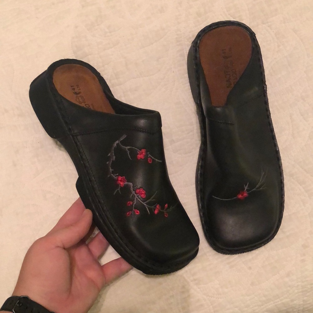 NEVER WORN new trendy mules!